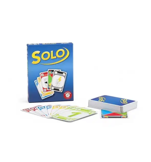 Egyjátékos kártyajáték doboz, akciókártyákkal és kártyacsomaggal, fehér háttér előtt