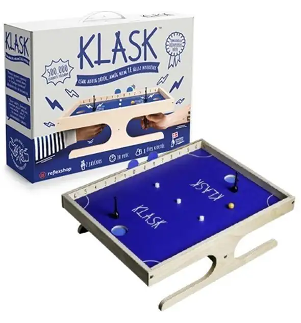 Klask fa asztali akciójáték doboz és kék játéktábla mágneses darabokkal