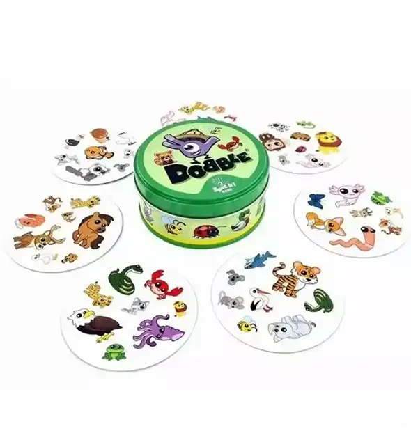 Dobble Animals kártyajáték doboz, kör alakú állatszimbólumokkal ellátott kártyákkal
